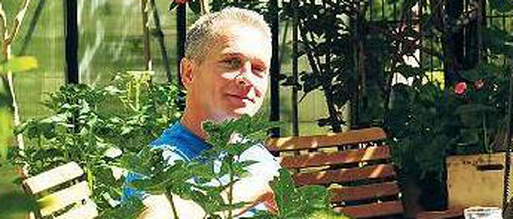Päuschen im Grünen Paradies: Bernd Schumann in seinem Weißenseer Hofgarten.