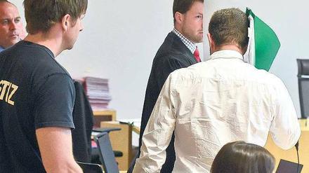 Entführung per Paddelboot. Die Staatsanwaltschaft glaubt, dass es der Angeklagte war, der auf diesem Foto sein Gesicht verbirgt.