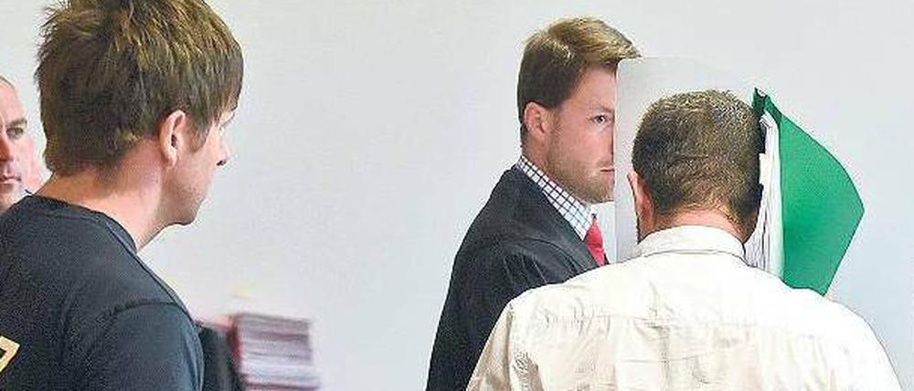 Entführung per Paddelboot. Die Staatsanwaltschaft glaubt, dass es der Angeklagte war, der auf diesem Foto sein Gesicht verbirgt.