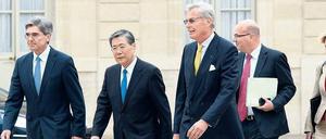 Auf dem Weg. Siemens- und Mitsubishi-Chef Joe Kaeser und Shunichi Miyanaga sowie Siemens-Aufsichtsratschef Gerhard Cromme am Dienstag in Paris. 