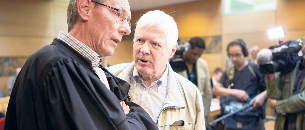 André Bamberski (r., im Gerichtssaal mit seinem Anwalt) wollte Sühne für den Tod seiner Tochter Kalinka.