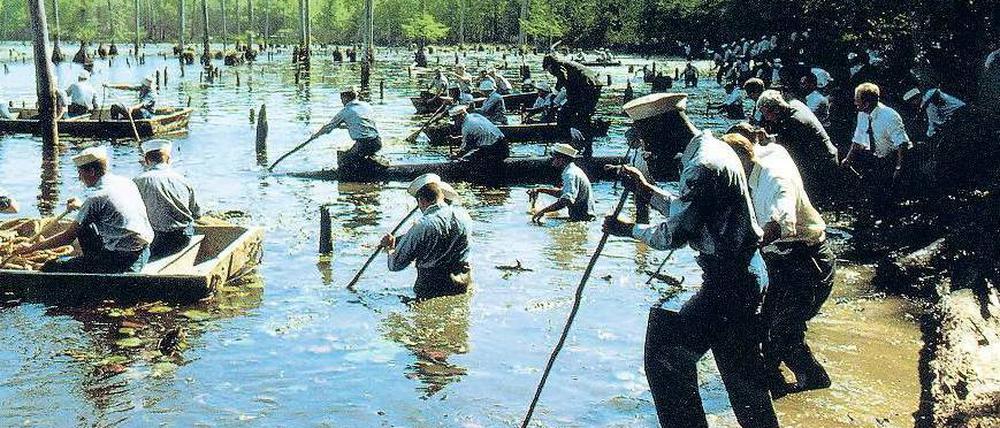 44 Tage lang wurde nach den Verschollenen gesucht, auch in den Sümpfen stocherten FBI-Mitarbeiter und Marine-Soldaten – hier eine Szene aus dem Film „Mississippi Burning“. 