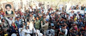 Der Vormarsch der Terrorgruppe Isis zwingt alte Feinde in neue Allianzen. Hier versammeln sich freiwillige um mit der irakischen Armee gegen Isis zu kämpfen.