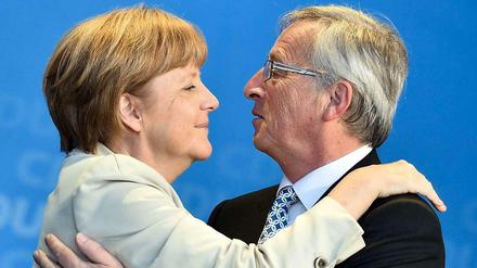 Bundeskanzlerin Angela Merkel mit dem Spitzenkandidaten der Europäischen Volkspartei, Jean-Claude Juncker.