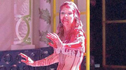 Schock oder Routine? Mit viel Kunstblut sieht sich Marie (Susanne Elmark) in Calixto Bieitos Inszenierung der Oper von Bernd Alois Zimmermann bekleckert.