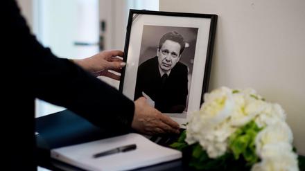 Das Kondolenzbuch für den verstorbenen "FAZ"-Herausgeber Frank Schirrmacher wird am Freitag in Berlin ausgelegt. Aber haben Twitter und Facebook die klassische Beleidsbekundung bereits ersetzt? 