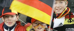 Kinder im WM-Fieber: Da kann es auch mal spät werden. Darunter leidet oft die Schule. 