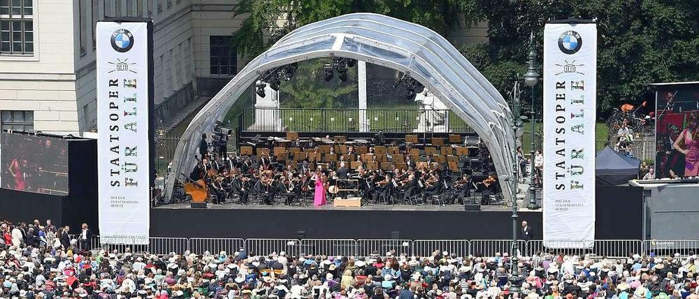 Kulturstadt für alle. Anfang Juni feiert die vom Land Berlin finanzierte Staatsoper, die derzeit mit Bundesgeldern saniert wird, traditionell auf dem Bebelplatz sein sommerliches Open-Air-Konzert unter dem Motto "gratis und draußen"´.