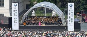 Kulturstadt für alle. Anfang Juni feiert die vom Land Berlin finanzierte Staatsoper, die derzeit mit Bundesgeldern saniert wird, traditionell auf dem Bebelplatz sein sommerliches Open-Air-Konzert unter dem Motto "gratis und draußen"´.