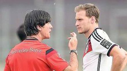 Von innen nach außen. Löw verspricht sich von Höwedes Zweikampfstärke und Stabilität. 