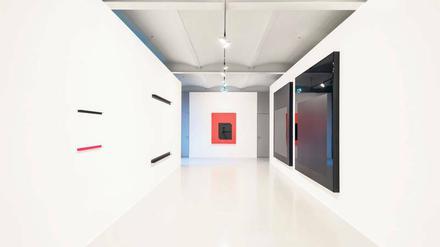 Kaltes Leuchten. Blick in die Ausstellung der Galerie Mehdi Chouakri mit Werken der Serien „Set“ und „Monoblock“ .