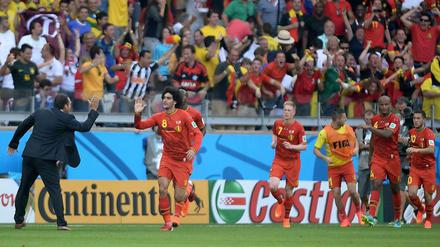 Abklatschen. Marouane Fellaini erzielt das 1:1 für Belgien - und danach dreht sein Team endlich auf.