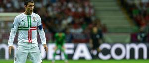 Mach' die Beine breit: Cristiano Ronaldo nimmt Anlauf zum Freistoß.