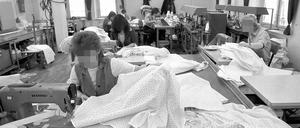 Weibliche Häftlinge im Frauengefängnis Stollberg - Hoheneck bei der Zwangsarbeit in einer Näherei, aufgenommen im Dezember 1989. In Hoheneck waren kriminelle und politische Gefangene untergebracht. Genäht wurde u.a. Bettwäsche für (westdeutsche) Versandhäuser in der BRD.