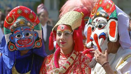 Wer will, kann den Karneval der Kulturen unerkannt feiern. Man braucht nur das richtige Outfit samt Maske.
