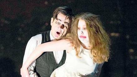 Dranbleiben.Veit Schubert als K. und Karla Sengteller als Gerichtsgehilfin in Peymanns „Prozess“. 