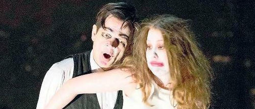 Dranbleiben.Veit Schubert als K. und Karla Sengteller als Gerichtsgehilfin in Peymanns „Prozess“. 