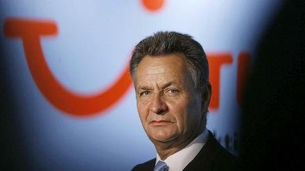 Michael Frenzel vor einem Tui-Logo.