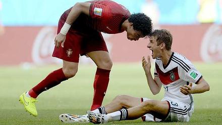 Kopfstoß vor der Werbebande. Der Portugiese Pepe und der Deutsche Thomas Müller. 