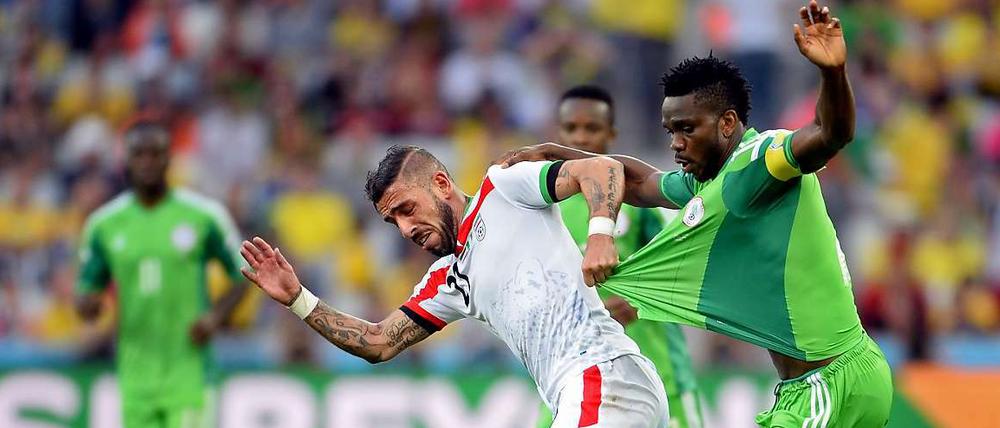 Zähes Ringen. Der frühere Herthaner Ashkan Dejagah (l.) im Duell mit Nigerias Joseph Yobo.