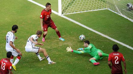 Thomas Müller schießt sein drittes Tor und macht den 4:0-Endstand perfekt.