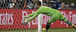 Russlands Igor Akinfejew leistet sich den bisher größten Torwart-Bock des Turniers.