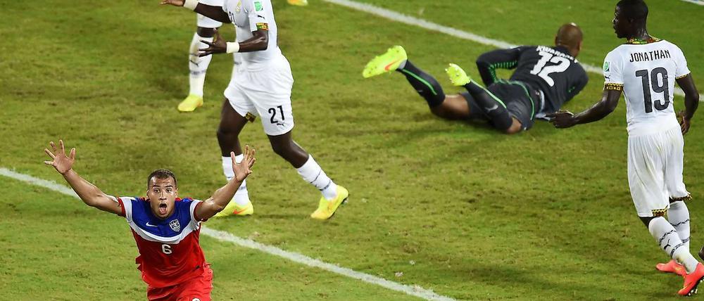 John-Anthony Brooks trifft per Kopf nach einer Ecke zum Sieg für Team USA - und kann es kaum fassen.