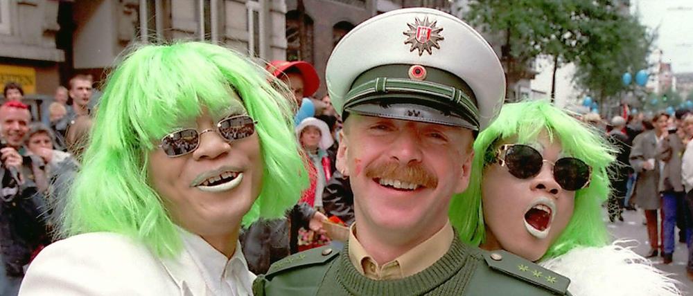 Vertauschte Rollen: Beim Christopher Street Day in Hamburg (2003) wird ein Polizist "verhaftet".