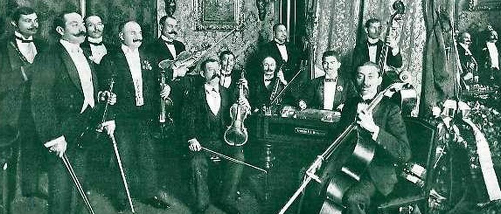 Musik zum Diner. Im Hotel „Reichshof“ an der Wilhelmstraße unterhält das Salonorchester Pepe Károly 1904 die Gäste mit ungarischen Weisen. Besonders der Stehgeiger Jansci Rigó (2 v. l.) bringt die Damen zum Träumen.