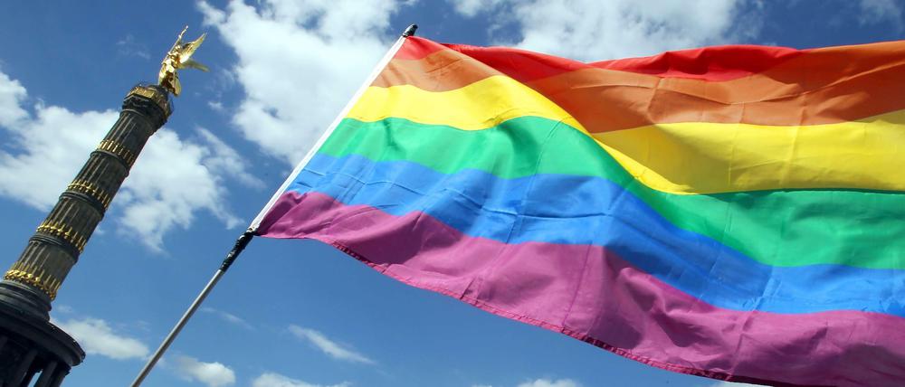 Zum Christopher Street Day wird in Berlin wie jedes Jahr die Regenbogenflagge gehisst. Vor dem Roten Rathaus fehlt sie allerdings dieses Jahr. 