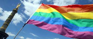 Zum Christopher Street Day wird in Berlin wie jedes Jahr die Regenbogenflagge gehisst. Vor dem Roten Rathaus fehlt sie allerdings dieses Jahr. 