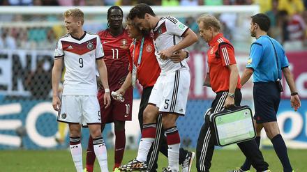 Mats Hummels muss gegen Portugal vom Feld geführt werden - und fällt wohl für das nächste Spiel aus.