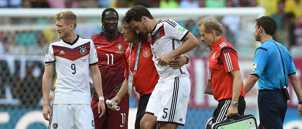 Mats Hummels muss gegen Portugal vom Feld geführt werden - und fällt wohl für das nächste Spiel aus.