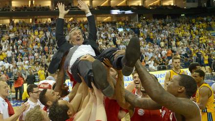 Ausgelassener Jubel: Trainer Svetislav Pesic und der FC Bayern nach dem Sieg im entscheidenden Finalspiel.
