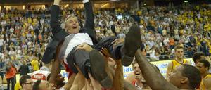 Ausgelassener Jubel: Trainer Svetislav Pesic und der FC Bayern nach dem Sieg im entscheidenden Finalspiel.