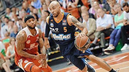 Alba Berlins David Logan (r.) zieht an Münchens Malcolm Delaney vorbei. 