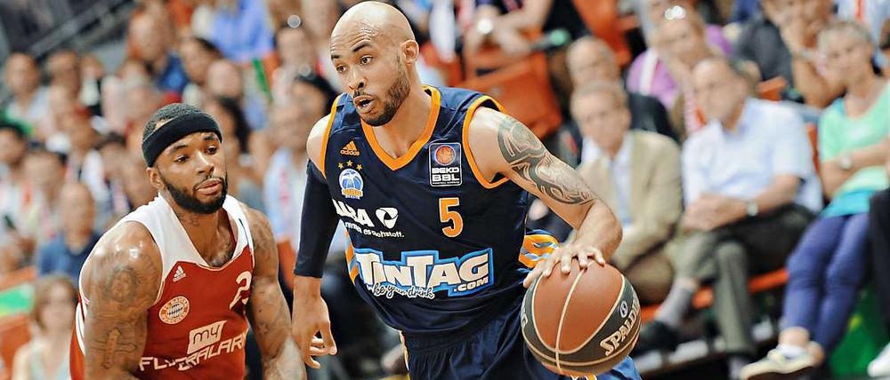 Alba Berlins David Logan (r.) zieht an Münchens Malcolm Delaney vorbei.