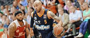 Alba Berlins David Logan (r.) zieht an Münchens Malcolm Delaney vorbei. 
