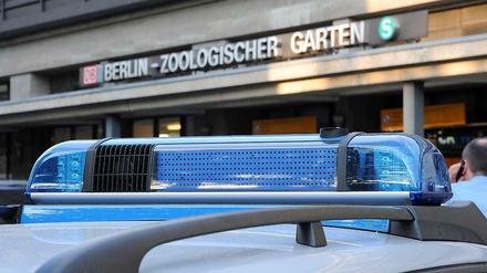 Ein Streifenwagen vor dem Bahnhof Zoo (Archivbild).