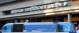 Ein Streifenwagen vor dem Bahnhof Zoo (Archivbild).