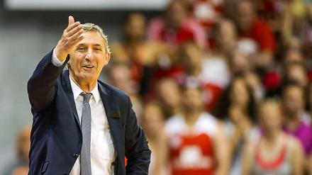 Was soll das? Svetislav Pesic kann sich mit seiner Kritik nicht mehr zurückhalten.