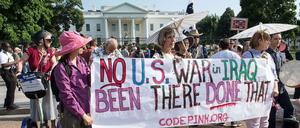 "Kein US-Krieg im Irak - waren dort, haben's schon gemacht" - das steht sinngemäß auf dem Plakat der Frauen, die vor dem Weißen Haus in Washington gegen eine Entsendung von US-Truppen nach Bagdad demonstrieren.
