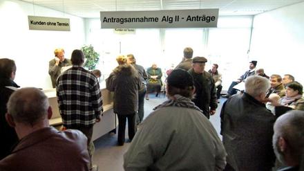 Wer als Hartz-IV-Empfänger gegen die Pflichten verstößt, soll zukünftig schneller bestraft werden.