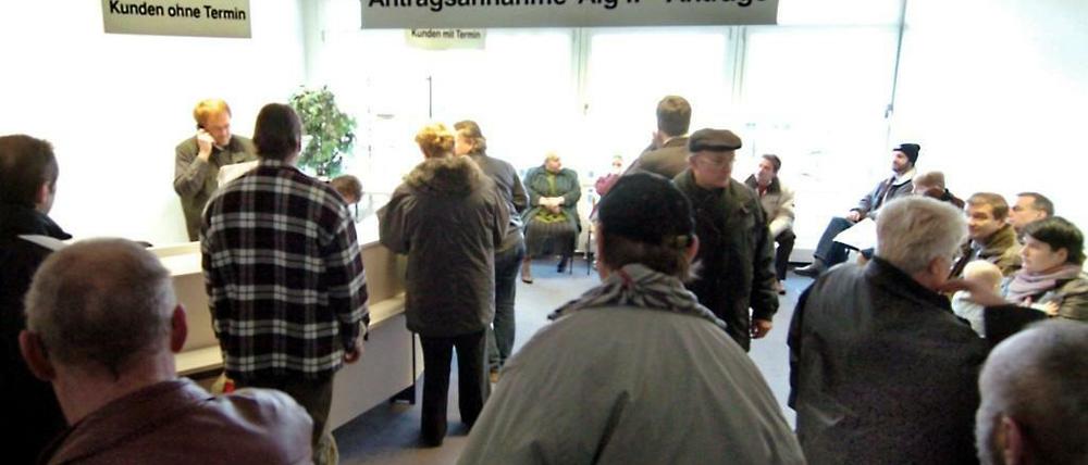 Wer als Hartz-IV-Empfänger gegen die Pflichten verstößt, soll zukünftig schneller bestraft werden.
