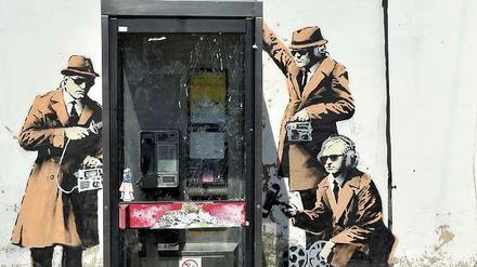 Der Streetart-Künstler Banksy nimmt schon länger die Überwachungspraktiken des GCHQ aufs Korn.