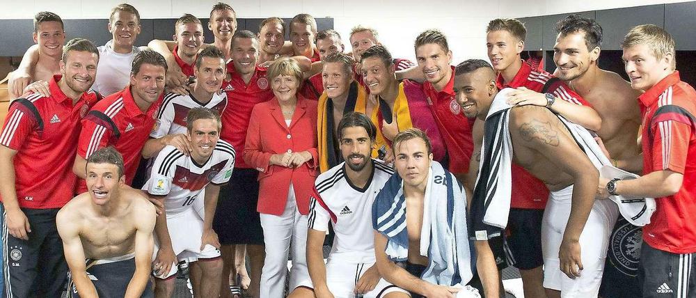 Angela Merkel in der Kabine der deutschen Nationalmannschaft.
