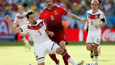 Bangen um den Zuverlässigen. Mats Hummels (li.) im Zweikampf mit Portugals Hugo Almeida. 