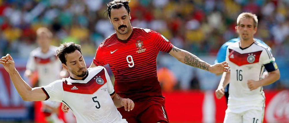 Bangen um den Zuverlässigen. Mats Hummels (li.) im Zweikampf mit Portugals Hugo Almeida. 