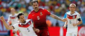 Bangen um den Zuverlässigen. Mats Hummels (li.) im Zweikampf mit Portugals Hugo Almeida. 