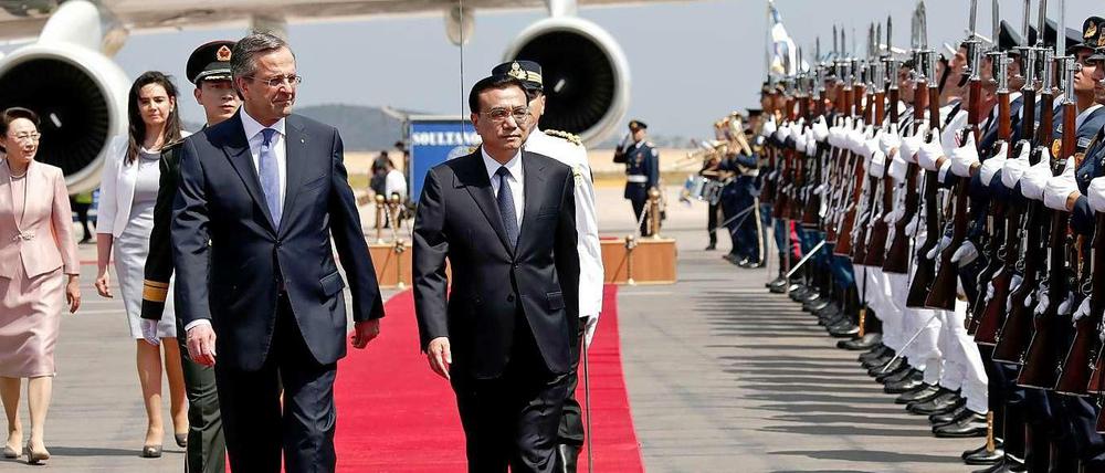 Sonniger Empfang. Der griechische Premier Antonis Samaras ließ am Donnerstag für Chinas Ministerpräsidenten Li Keqiang die Ehrenkompanie antreten.